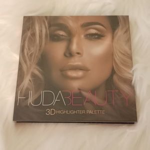 Huda Beauty highlighter pallet